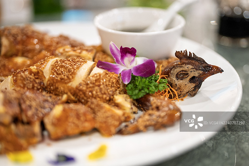 中餐厅宴会桌上摆放的芝麻烤鸡图片素材