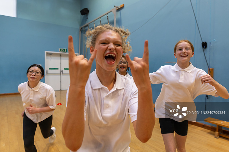 兴奋的学生们庆祝体育比赛胜利图片素材