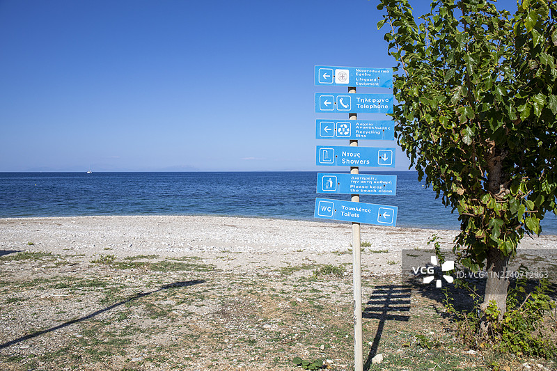 凯法利尼亚岛拉吉亚海滩上的信息指示牌图片素材