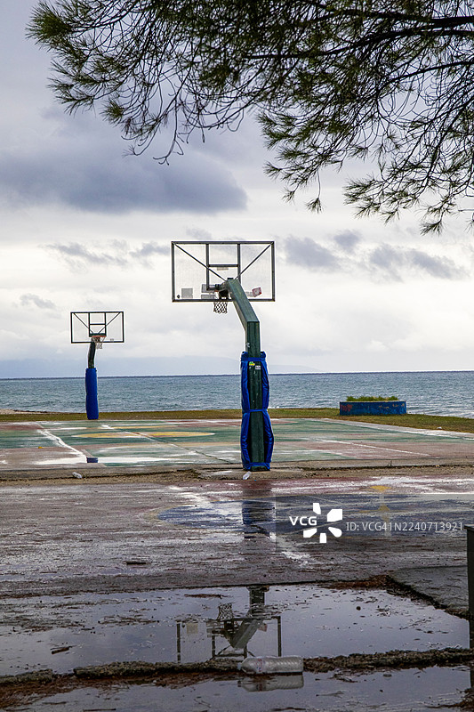 暴风雨过后的波罗斯村公共空间，位于凯法利尼亚岛图片素材