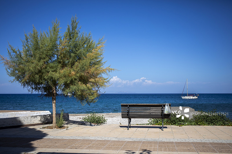 凯法利尼亚岛波罗斯公园长椅旁放着一袋垃圾图片素材