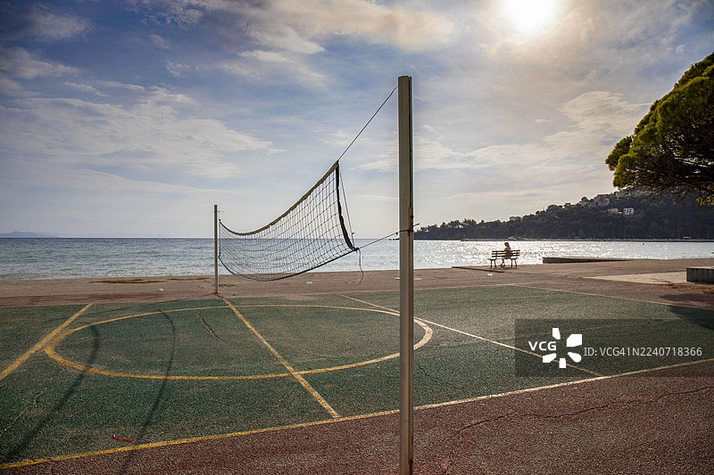 午后阳光下的废弃篮球场图片素材