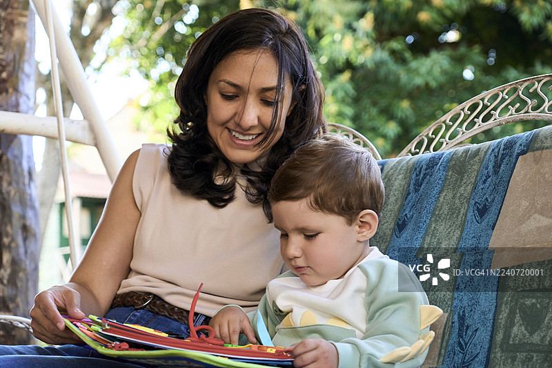 母亲和儿子在户外玩活动手册图片素材