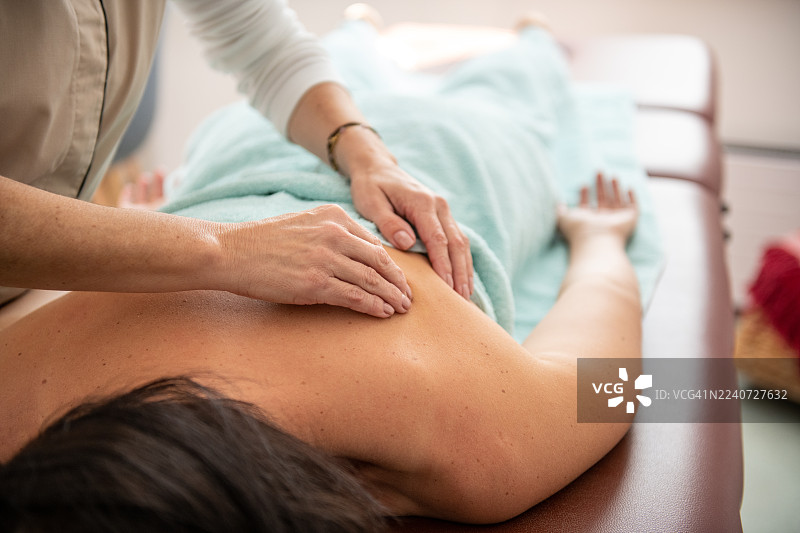 物理治疗师医生进行手法治疗和按摩图片素材