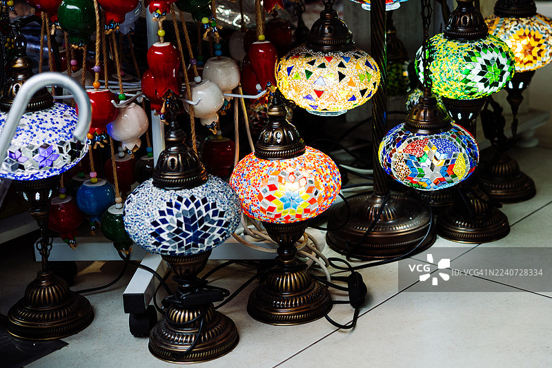 色彩斑斓的马赛克吊灯：明亮的土耳其和摩洛哥风格室内装饰图片素材