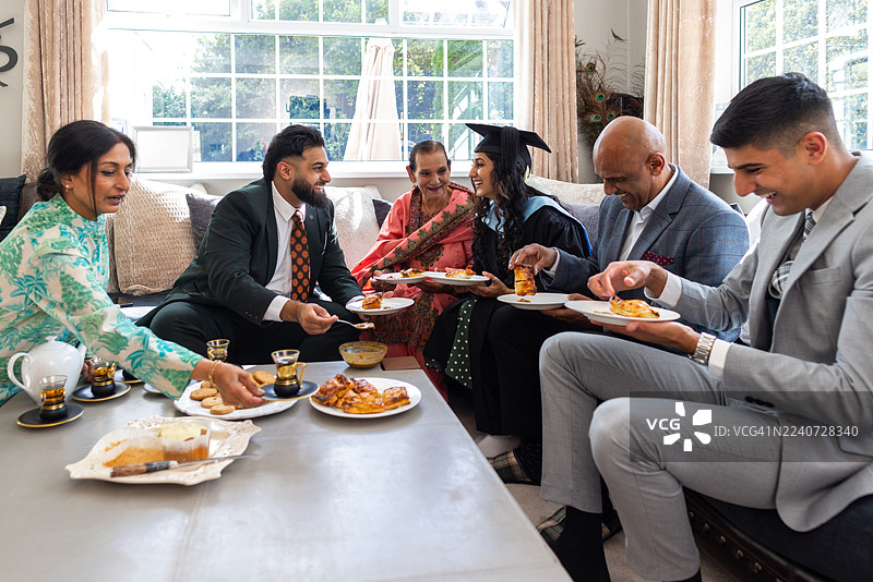 多代同堂家庭在家庆祝毕业图片素材