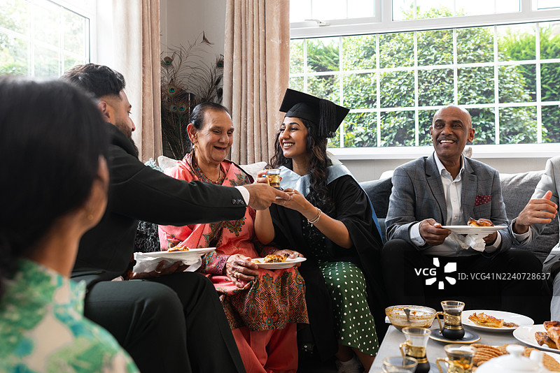 温馨的学者家庭庆典图片素材