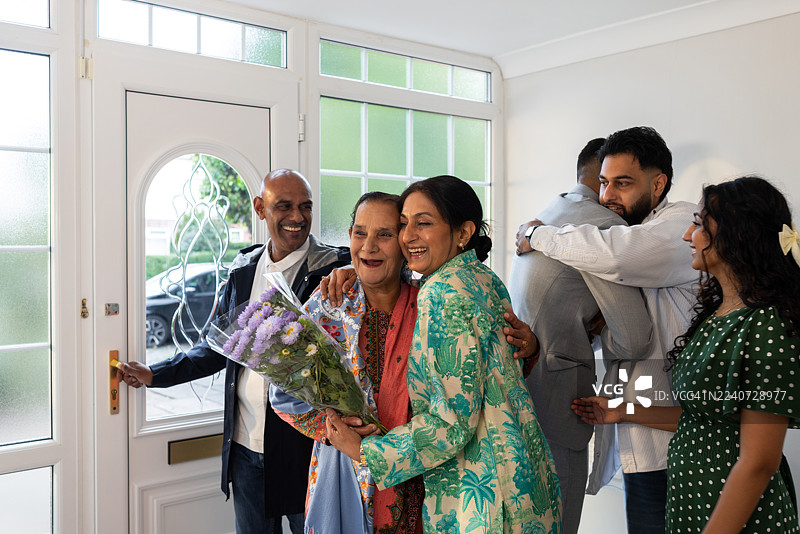 家人之间在前门的温暖拥抱图片素材