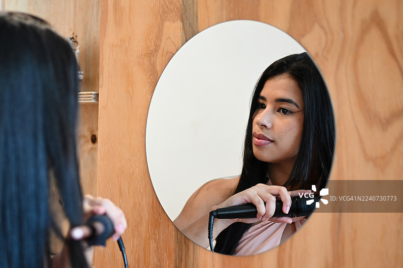 镜子里的年轻女子肖像图片素材