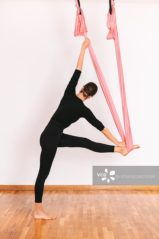 空中瑜伽侧伸展，丝绸腿部支撑 — 平衡、柔韧与力量 — AERIAL_SILK_TUTORIAL_77_of_100图片素材
