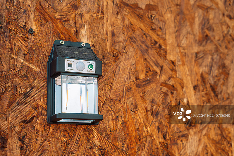 带动作感应的太阳能LED壁灯安装在木板上图片素材