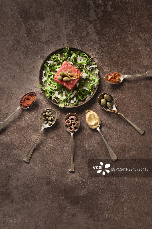 新鲜的鞑靼牛排配调味品图片素材