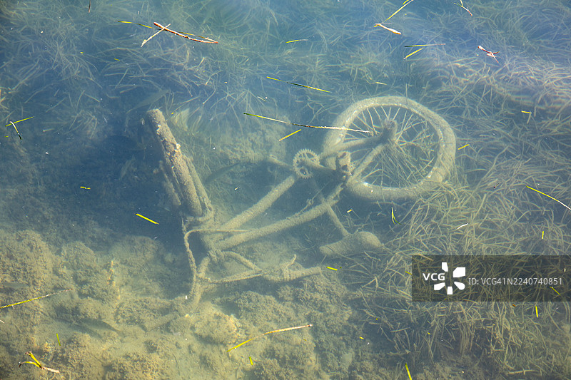 一辆被遗弃在阿尔戈斯托利湾的自行车图片素材