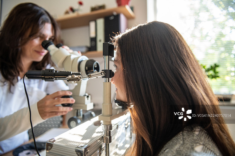 医生正在进行眼科检查图片素材