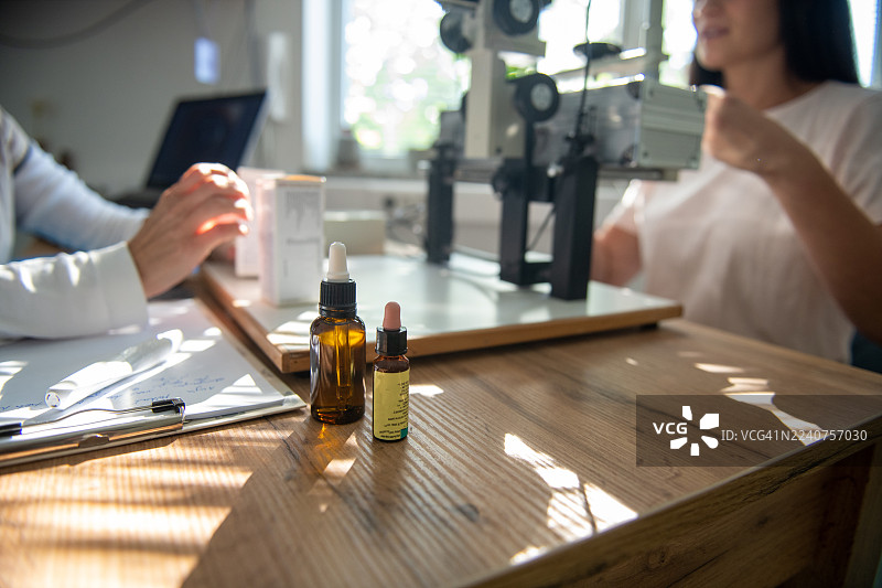 医生正在书写病历图片素材