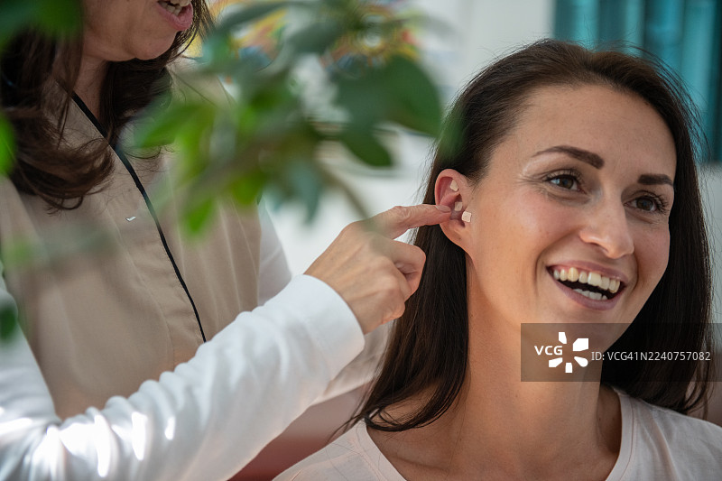 一位自然疗法医生正在为患者进行耳穴疗法图片素材