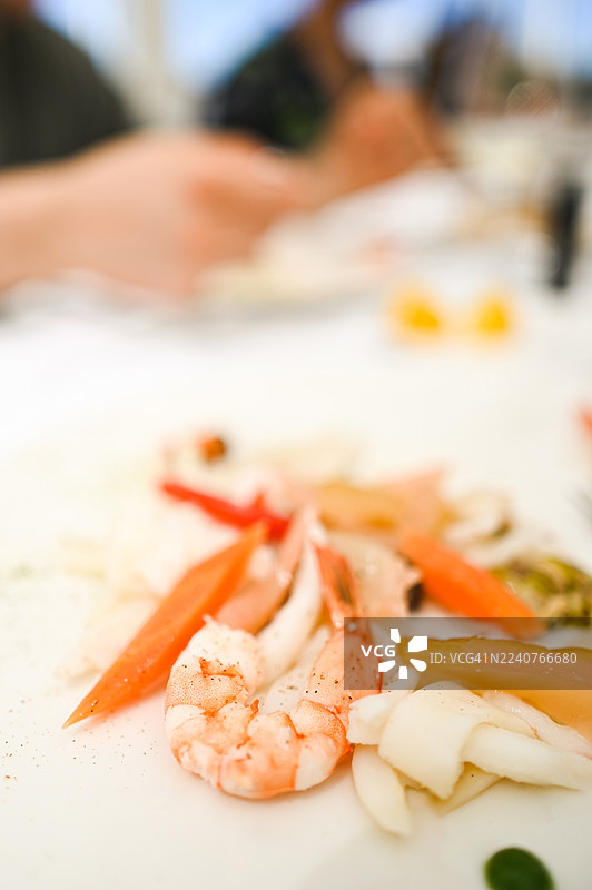 新鲜海鲜开胃菜拼盘，内有虾和鱿鱼图片素材