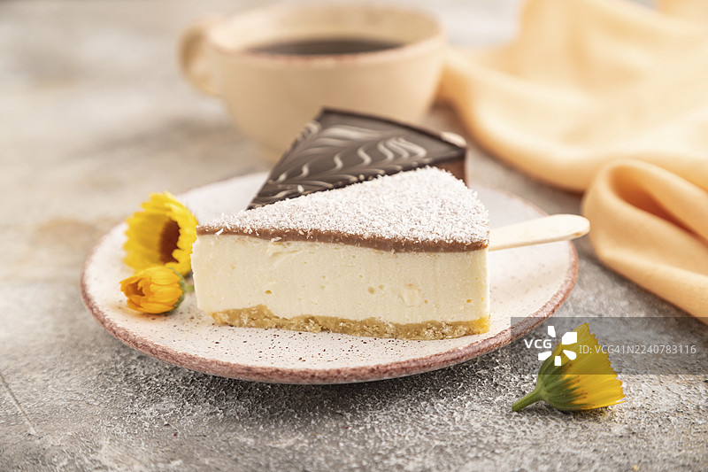 巧克力和香草蛋糕棒棉花糖，配咖啡杯，背景为棕色混凝土和橙色亚麻布。侧视图，特写，选择性对焦。图片素材