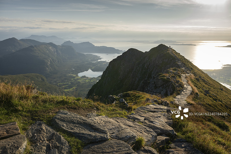 挪威莫勒奥格罗姆斯达尔奥特罗伊岛上的Rørsethornet石阶，拥有3292级台阶，是世界上最长的连续石阶之一，也被称为Sherpatreppe、Midsundtreppe或Midsundtrappene，是Rørsethornet徒步路线的一部分。图片素材