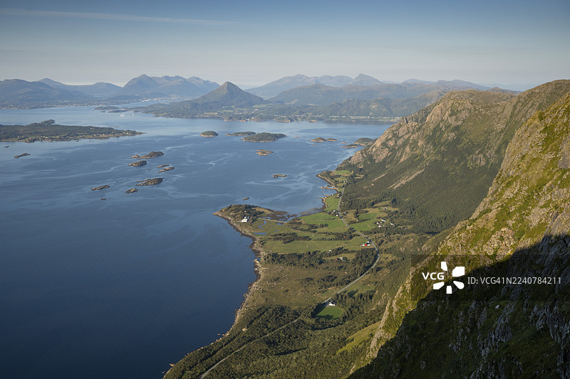 挪威奥特罗亚岛罗尔塞特霍恩山（Rørsethornet）眺望摩尔-奥格罗姆斯达尔（Møre og Romsdal）的景色图片素材