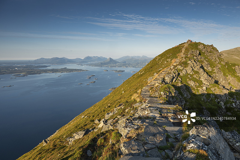 挪威莫尔-奥格-罗姆斯达尔郡奥特罗亚岛上罗尔塞特霍尔内特山（Rørsethornet）的石阶上部，拥有3292级台阶，是世界上最长的连续石阶之一，也被称为夏尔帕阶梯（Sherpatreppe）、米德松阶梯（Midsundtreppe）或米德松阶梯（Midsundtrappene）。图片素材