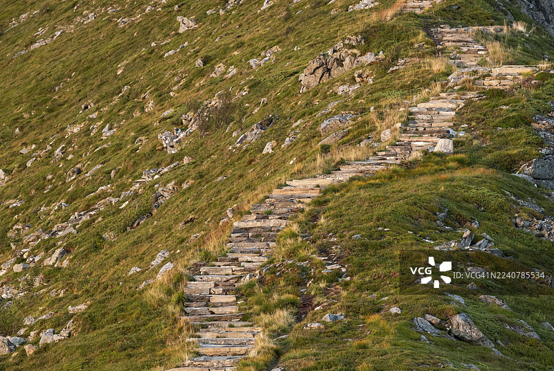 挪威莫勒奥格罗姆斯达尔省奥特罗亚岛Rørsethornet的石阶部分，共有3292级台阶，是世界上最长的连续石阶之一，也被称为Sherpatreppe、Midsundtreppe或Midsundtrappene，是Rørsethornet徒步路线的一部分。图片素材