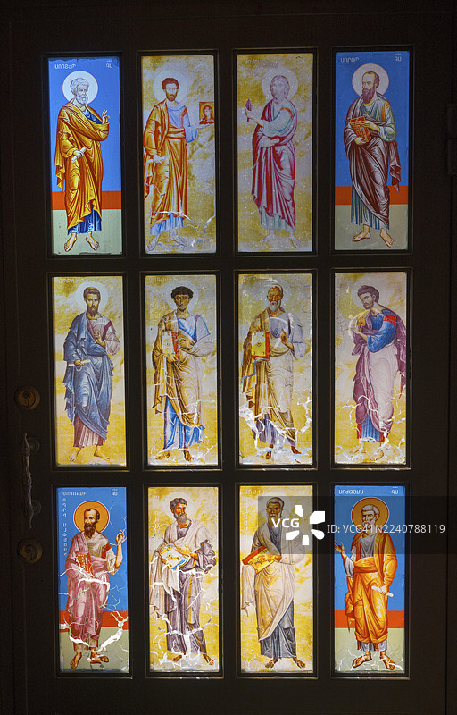 色彩斑斓的彩色玻璃，描绘着各种宗教人物和圣徒，位于亚美尼亚阿拉加措特恩省的卡加尼城堡（Dashtadem Fortress）图片素材