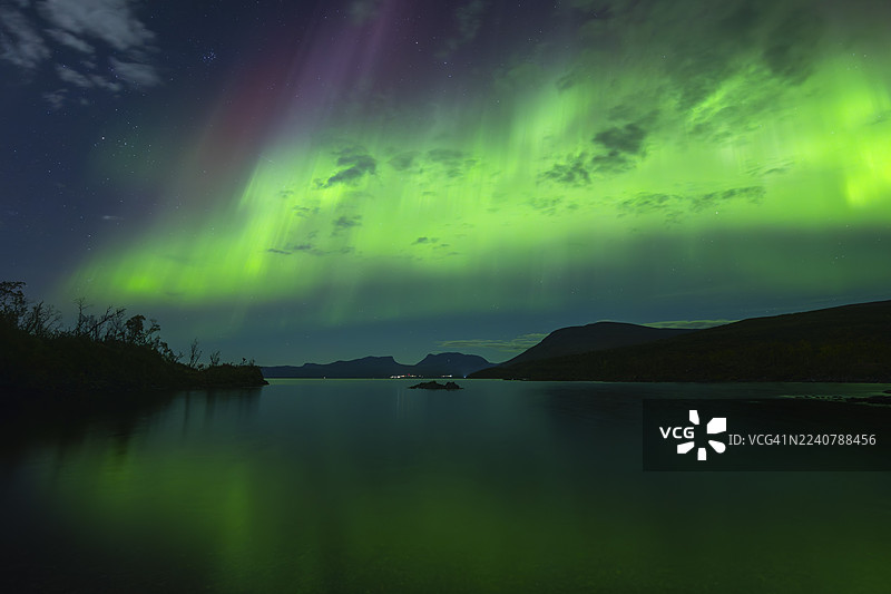 拉普兰的阿比斯库、拉波尔滕和托尔内特湖上空的魔法北极光图片素材