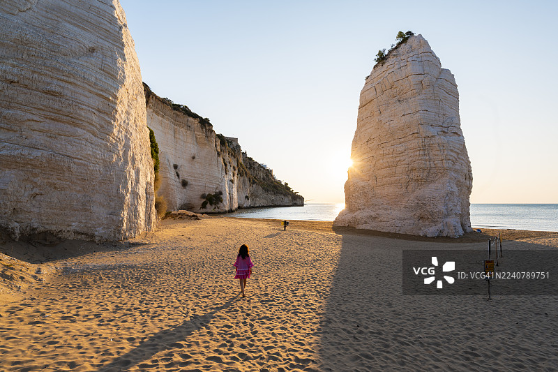 意大利维耶斯泰，皮佐穆诺海蚀柱和悬崖的日出图片素材
