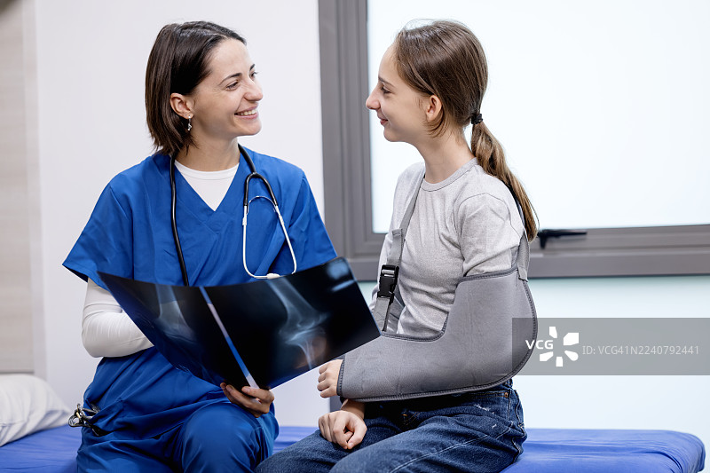 青少年手臂骨折术后物理治疗旨在恢复活动范围、增强下肢力量，并提高整体平衡性和活动能力。图片素材