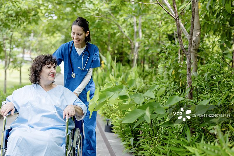情感投入能加速老年患者的康复进程，具体表现为加快伤口愈合、缩短住院时间以及及早发现并发症。图片素材