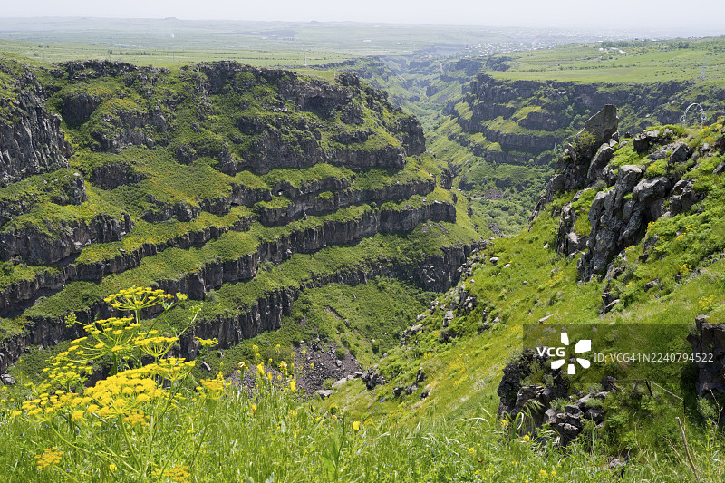 亚美尼亚阿拉加措特恩省萨赫莫斯万克修道院的卡萨赫河深邃峡谷的广阔风景,绿色的山丘和盛开的鲜花在阳光明媚的日子里绽放,萨赫莫斯万克修道院,萨赫莫斯万克,萨赫莫斯万克,圣经修道院,阿拉加佐特省,亚美尼亚图片素材