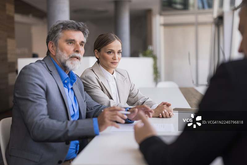 商务行政人员在办公室举行公司会议图片素材