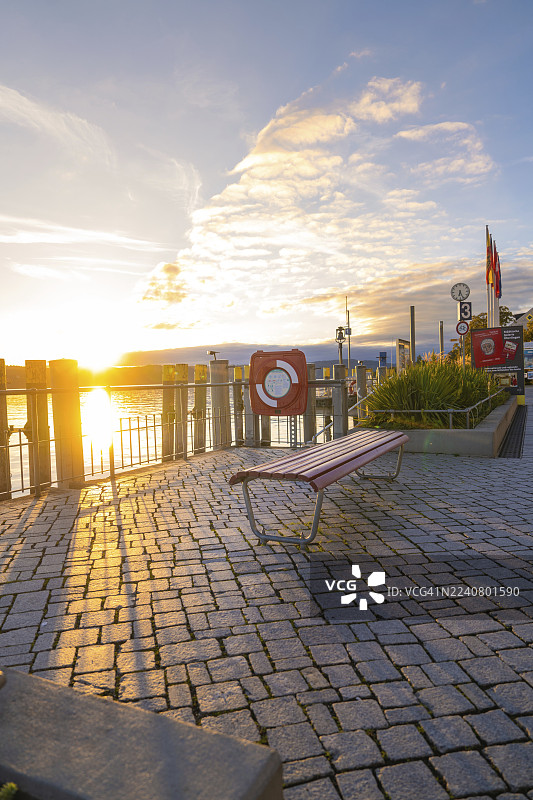 德国康斯坦斯湖于伯林根湖畔，阳光明媚的傍晚，空荡的长椅和风景如画的长廊图片素材