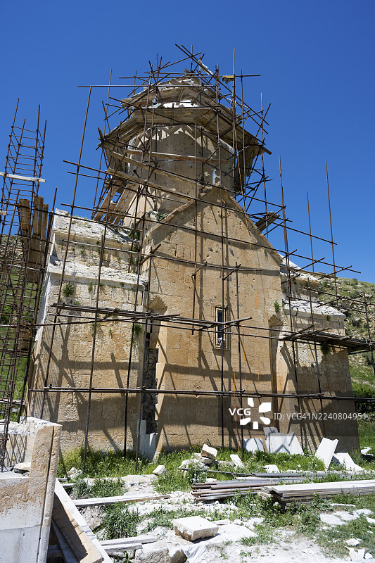 翻新中的建筑被脚手架包围，位于亚美尼亚阿拉拉特省兰加尔附近的圣约翰修道院，也称为圣约翰浸礼会修道院，或苏尔布-卡拉贝特修道院。图片素材