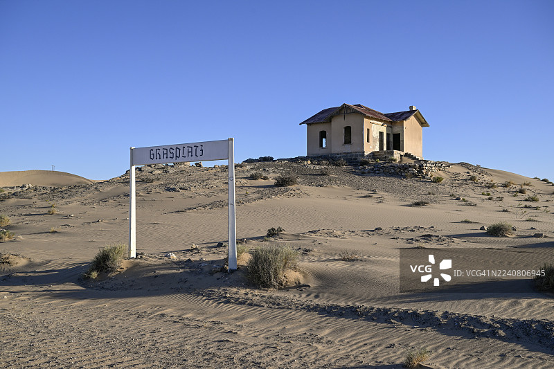 1908年,铁路工人扎卡里亚斯·莱瓦拉在纳米比亚卡拉斯地区科尔曼斯科普附近的格拉斯普拉茨火车站发现了第一颗钻石。图片素材