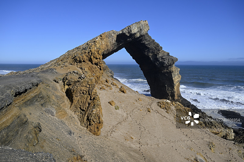 纳米比亚卡拉斯地区吕德里茨附近的岩石拱门，一座55米高的石灰岩拱门，属于钻石禁区。图片素材