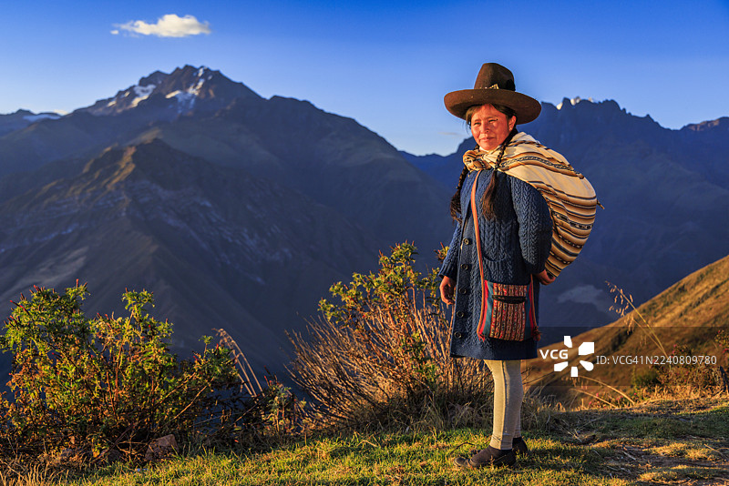 秘鲁年轻女子眺望安第斯山脉，乌鲁班巴河谷图片素材