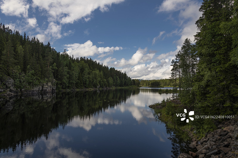 挪威阿克斯胡斯埃兹沃尔沃尔德宁静的森林湖泊图片素材