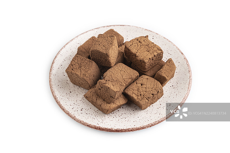 白底孤立的巧克力棉花糖，侧视图，特写图片素材