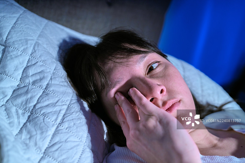 疲惫失眠的女子揉着眼睛图片素材