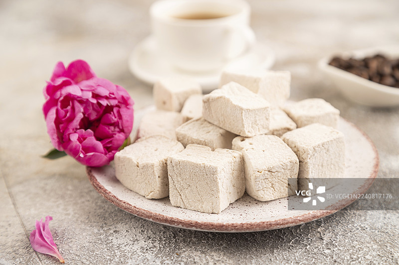 棕色混凝土背景上的咖啡棉花糖和一杯咖啡。侧视图，特写，选择性对焦图片素材