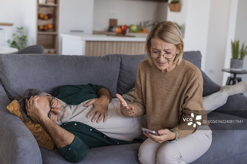 老年男子胸痛，女子拨打急救电话图片素材