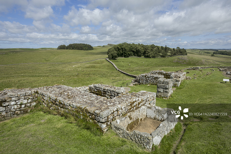 哈德良长城的一部分，建于公元 100 年左右的豪斯提德斯罗马军团堡垒图片素材