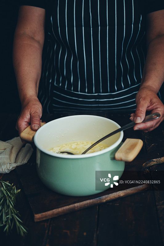 在家庭厨房制作新鲜白奶酪图片素材
