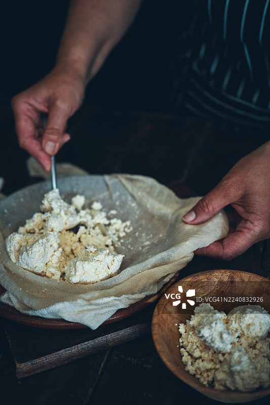 在家庭厨房制作新鲜白奶酪图片素材