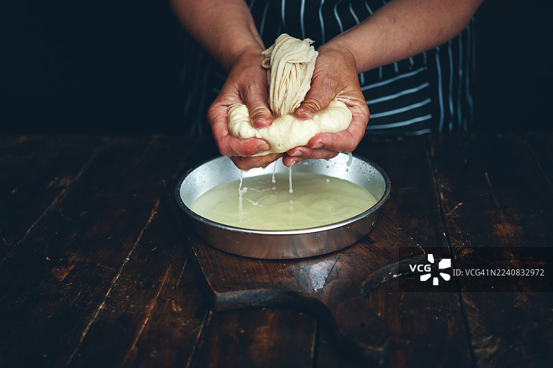 在家庭厨房制作新鲜白奶酪图片素材