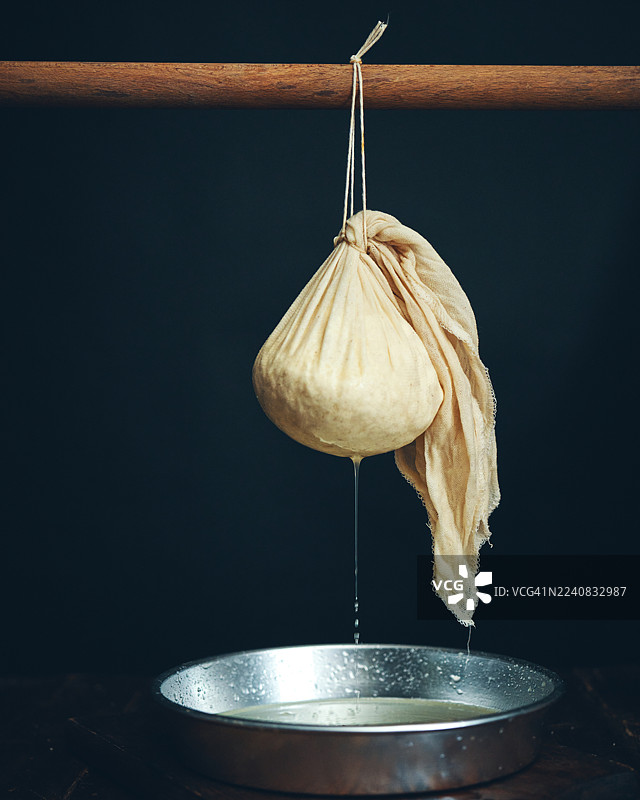 在家庭厨房制作新鲜白奶酪图片素材