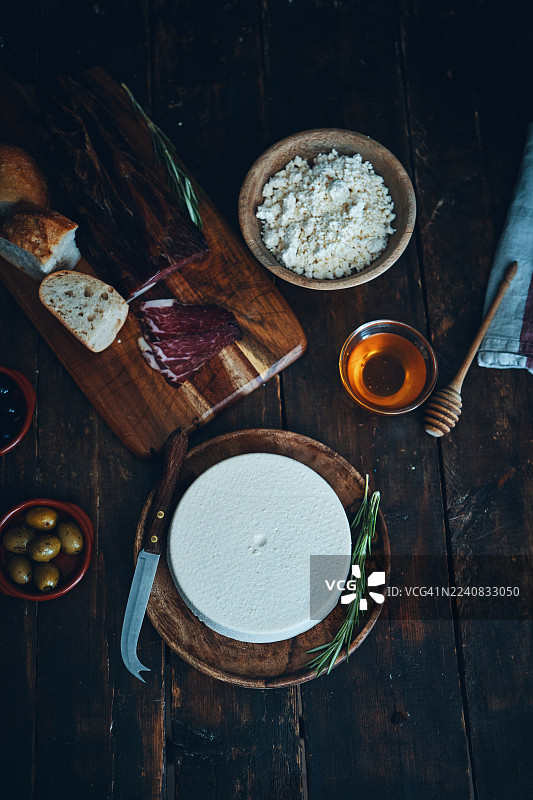新鲜制作的白奶酪配橄榄图片素材