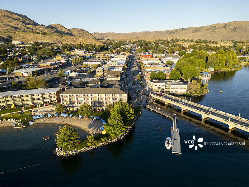 夏日湖泊切兰的航拍景象。图片素材